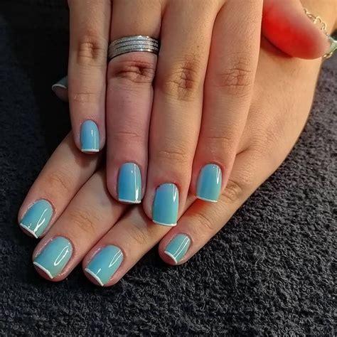 Unhas Delicadas E Deslumbrantes Esmalte Azul Claro Unhas De