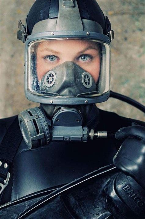 Pin By Akinori Azuma On Frogwomen Scuba Diver Girls Gas Mask Girl