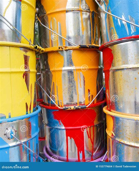 Las Latas Usadas De La Pintura Compartimientos Coloridos De La Pintura