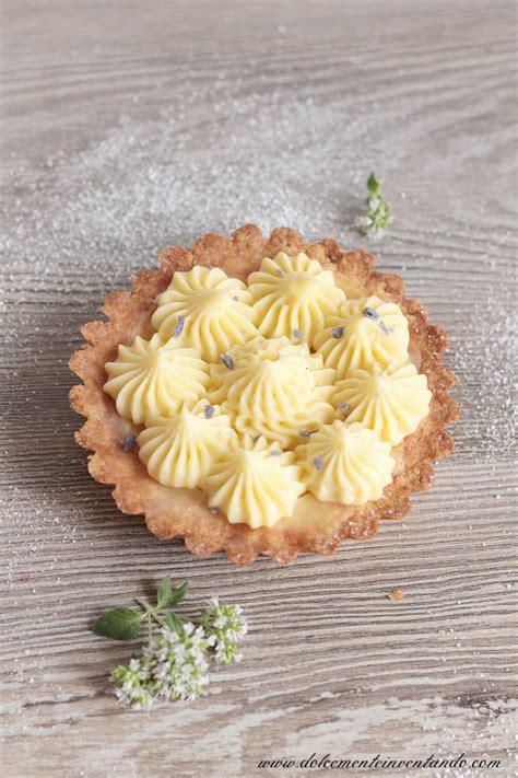 Crostatine Con Frolla Al Miele Crema Pasticcera E Fiori Di Violette