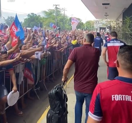 Torcida Lota Aeroporto E Faz Festa No Embarque Do Fortaleza Para O Uruguai