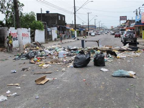 G1 Moradores de São Vicente SP protestam por falta de coleta de