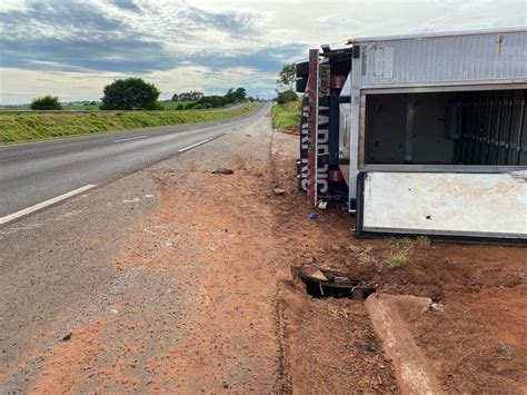 Grave Acidente Interrompe Tráfego Na Br 376 Caminhão Frigorífico Tomba