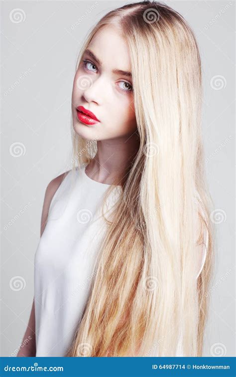 Belle Fille Blonde Avec De Longs Cheveux Et Yeux Verts Photo Stock