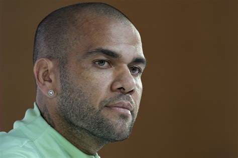 Daniel Alves é formalmente acusado pela Justiça da Espanha e vira réu