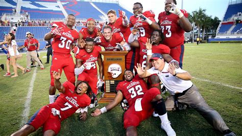 Fau Bum Rushes Florida International Wins 31 17 In Shula Bowl