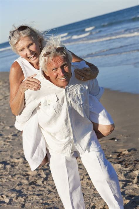 Ältere Paare Mit Den Daumen Up Und Lachend Auf Strand Stockbild Bild Von Paare Exemplar 10896525