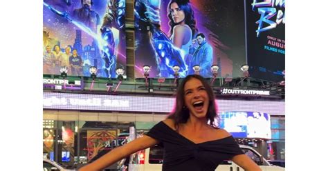 Bruna Marquezine Se Emociona P Ster De Besouro Azul Na Times Square