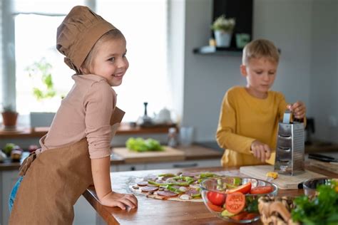 Les Enfants Cuisinent Et S amusent à La Maison Photo Gratuite