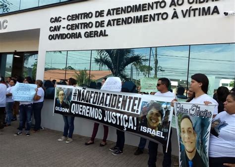 Familiares E Amigos De Jovens Mortos Em Acidente Protestam Em Frente Ao