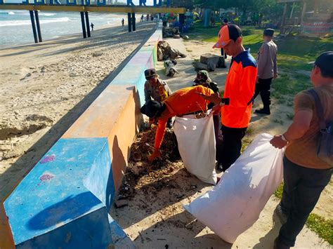 Bersama Polres Pesisir Barat Peduli Lingkungan Dengan Membersihkan