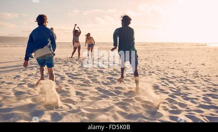 Plage de sable de mer gens jouer nu enfant Enfant ans série filles blonde est l eau de mer