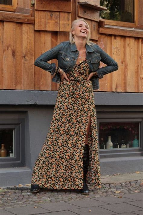 Herbst Boho Outfit Denim Jacke Und Maxikleid Und Overknee Stiefel