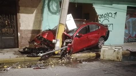 Choca Auto Contra Casa Y Poste En El Barrio De La Salud Irapuato