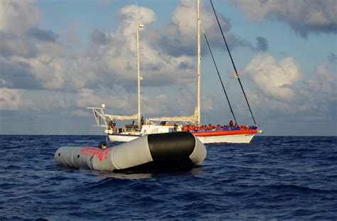 Aus Seenot Gerettete Menschen Auf Deutschem Segelschiff Nadir