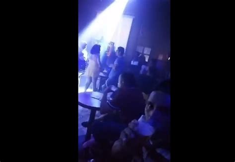 Joven Transmite En Vivo El Asalto Que Sufre En El Ba O De Un Bar De Canc N