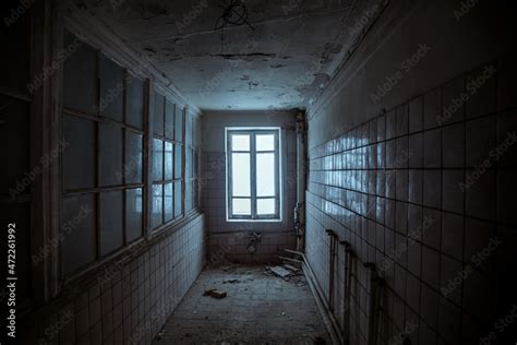 Foto De Dark Corridor With A Window An Old Room In An Abandoned