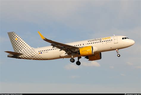 EC NAZ Vueling Airbus A320 271N Photo by Rafael Álvarez Cacho ID