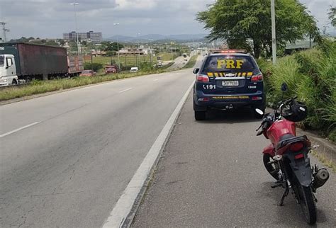 Ap S Fugir Por Km Homem Detido Pela Prf Moto Roubada Em