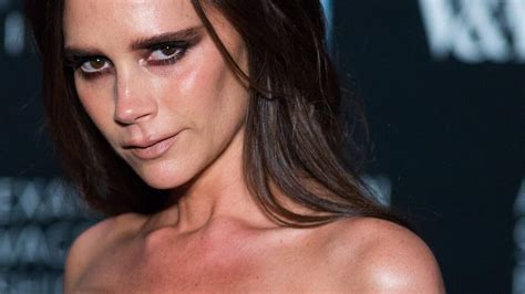 Victoria Beckham Draagt Stringbikini Alleen Op Afgezonderd Strand