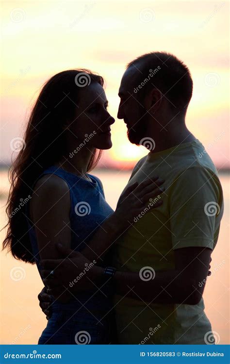 Silhouettes Dun Homme Et Dune Fille Sur Fond De Coucher De Soleil Les