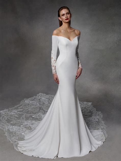 Weißes Brautkleid mit Carmen Ausschnitt von Badgley Mischka