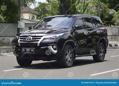 Toyota Fortuner Suv Type Vrz 2019 Foto De Archivo Editorial Imagen De