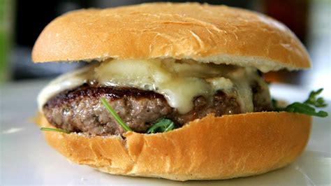 Hamburger Mit Frittierten Zwiebeln Rezept Von Frank Rosin