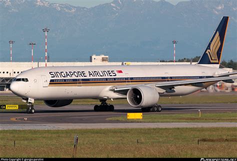 V Swq Singapore Airlines Boeing Er Photo By Giorgio Parolini