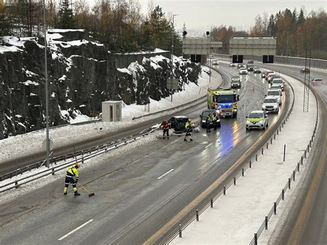 Nyheter, Lørenskog | Semitrailer og bil kolliderte: Store materielle skader