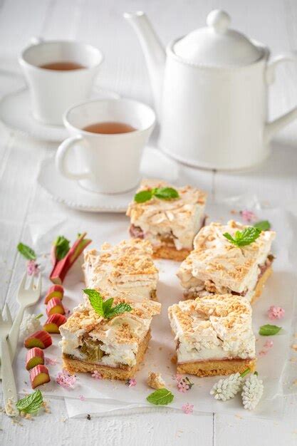 Premium Photo Tasty Rhubarb Yeast Cake With Foam And Crumble