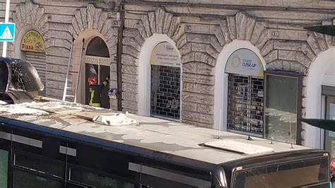 Macerata Paura In Via Roma Autobus Avvolto Dalle Fiamme Traffico In