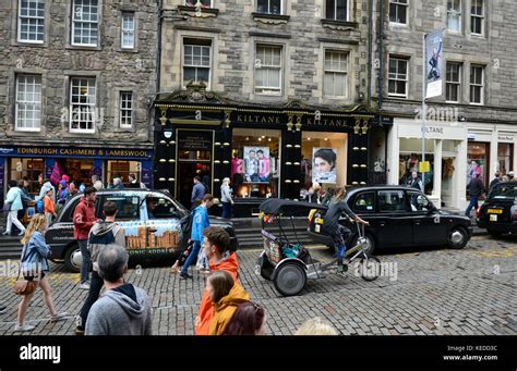 Edinburgh, Scotland. Royal MIle during Fringe Festival Stock Photo - Alamy