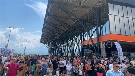 O Mare De Oameni Peste De Oameni Au Vizitat Aeroportul Bra Ov