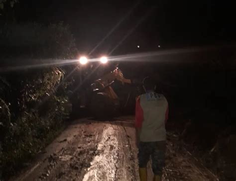 Jalan Tertimbun Longsor Di Semende Darat Tengah Bpbd Muara Enim Gerak