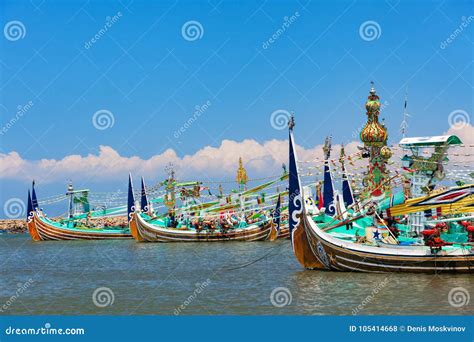 Barcos De Pesca De Madera Tradicionales En La Isla De Bali Foto De