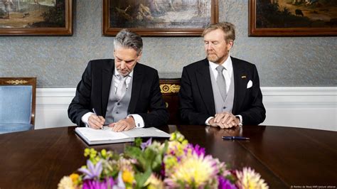 Dick Schoof: Ex-spy chief sworn in as Dutch prime minister – DW – 07/02 ...