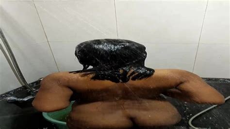 බලන්න මම නානවා හොරෙන් බලලා Bathroom Video Malathi Akka