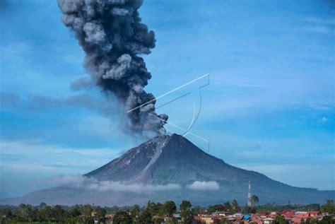 Gunung Sinabung Muntahkan Abu Vulkanik Setinggi 2 8 Km Ipol Id