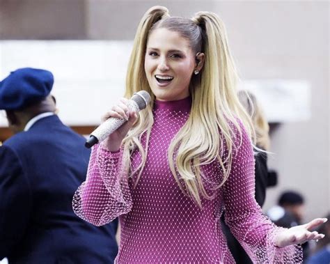 Bi N H Nh C Ng Nh C Gucci Hot Tiktoker Qu Nh Thi D N U Xu H Ng