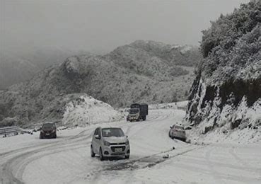 Cae nieve en la vía Papallacta dificulta el tránsito de vehículos