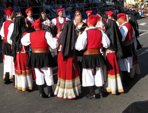 Lezione di balli sardi tradizionali a Nuoro, Sardegna | Escursì