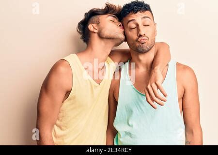 Un Gar On Embrassant Son Petit Ami Jeune Couple Gay Amoureux Deux