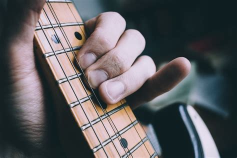 8 Tips For Stronger Guitar Fingers National Guitar Academy Eu