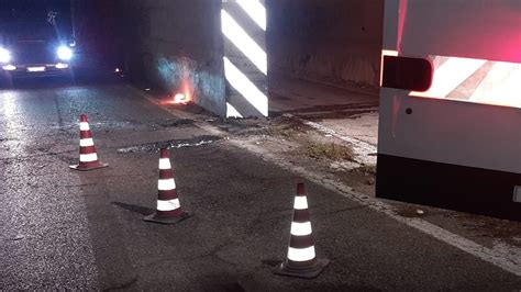 Incidente Nella Notte Auto Contro Un Pilone Dell Autostrada Giovane