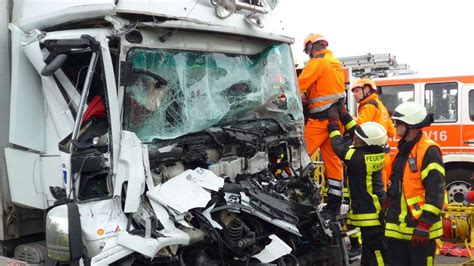 Schwerer Lkw Unfall Auf Der A Zwischen Kassel Und Lutterberg