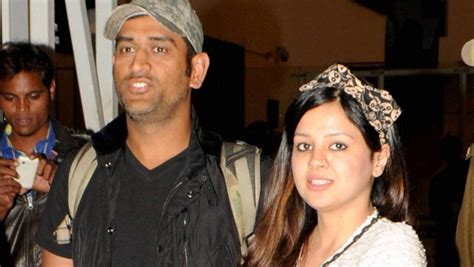 Msd Sakshi Marriage Anniversary ধোনি সাক্ষীর বিবাহবার্ষিকীতে ফিরে দেখা প্রেমপর্ব কলকাতার পিচেই