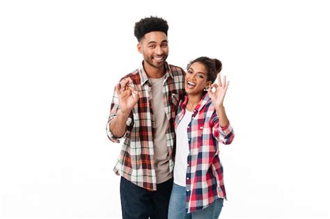 Retrato De Una Alegre Joven Pareja Africana Foto Gratis