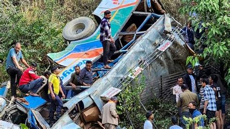 Reportan Muertos Al Caer Un Autob S De Pasajeros Por Un Desfiladero