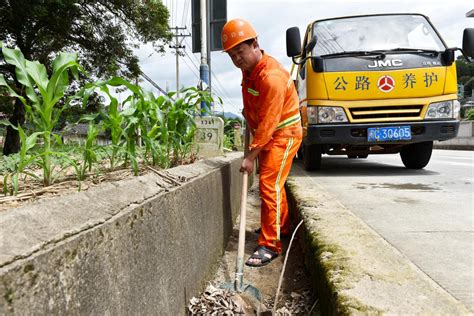 福建泉州：公路人“战高温” 保畅“不降温”新闻中心中国网